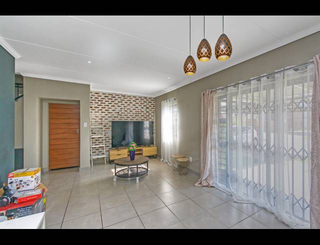 3 BEDROOM HOUSE FOR SALE IN COSMO CITY